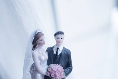 Pasta topper gelin ve damat düğün çift romantik evlilik Holding'in sevgisi kucaklamak.