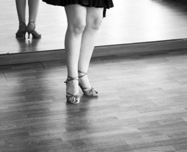 Kadın balo salonu dans salsa dansçısı eğitmen kadın okul prova odasında dans