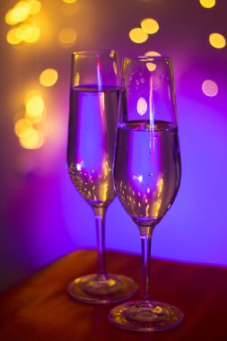 Discotque parti çubuğunda Ibiza İspanya ışıkların düğün sırasında prosecco kava bardak şampanya köpüklü şarap.