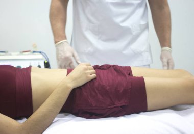 Fizik tedavi kliniği osteopati fizyoterapist tedavi hasta yaralanma chiropractic rehabilitasyon tedavisinin.