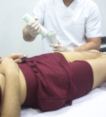 Fizyoterapi kliniği Doku İçi Perkütanöz Elektroliz EPI Kuru iğneli fizyoterapist yaralanması.