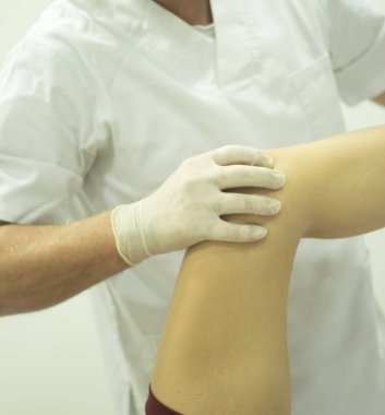 Fizik tedavi kliniği osteopati fizyoterapist tedavi hasta yaralanma chiropractic rehabilitasyon tedavisinin.