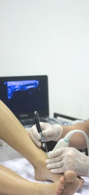 Fizyoterapi kliniği Doku İçi Perkütanöz Elektroliz EPI Kuru iğneli fizyoterapist yaralanması.