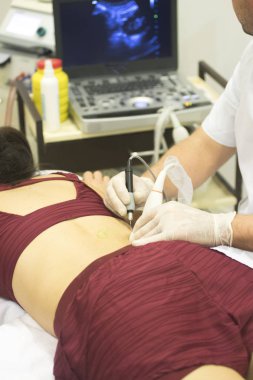 Fizyoterapi kliniği Doku İçi Perkütanöz Elektroliz EPI Kuru iğneli fizyoterapist yaralanması.