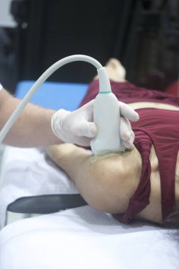 Fizyoterapi kliniği Doku İçi Perkütanöz Elektroliz EPI Kuru iğneli fizyoterapist yaralanması.