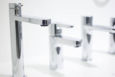 Banyo showroom görüntüsünü konut geliştirme için yeni lavabo krom musluk tasarım seçeneği çalışır.