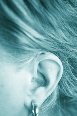 Modern teknoloji dijital işitme cihazı kulağı sağır bayanla.