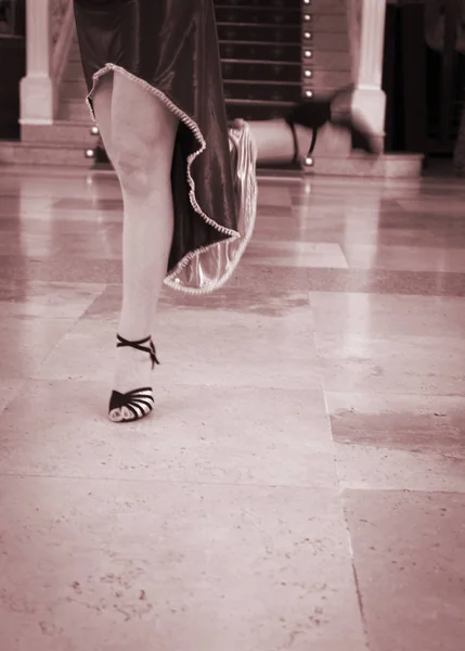 Сексуальная Танцовщица Танцующая Современном Спортивном Танце Тонкими Длинными Ногами — стоковое фото