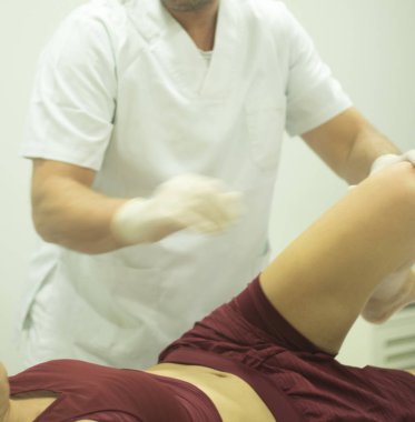 Fizik tedavi kliniği osteopati fizyoterapist tedavi hasta yaralanma chiropractic rehabilitasyon tedavisinin.