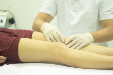 Fizik tedavi kliniği osteopati fizyoterapist tedavi hasta yaralanma chiropractic rehabilitasyon tedavisinin.