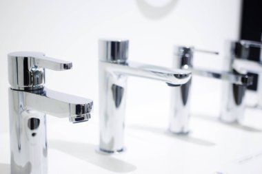 Banyo showroom görüntüsünü konut geliştirme için yeni lavabo krom musluk tasarım seçeneği çalışır.