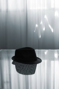 Tipik retro tarzı casus cam sehpa otel odasında fötr şapka Dedektif roman sahne.