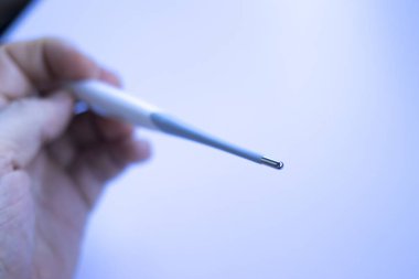 Doktor veya hemşire ile hasta sıcaklığını ölçmek için kullanılan dijital termometre tıbbi alet