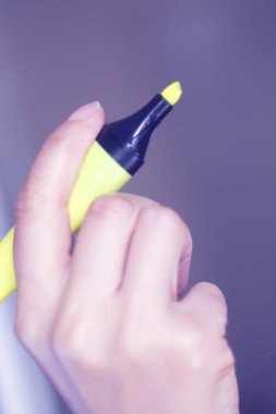 Genç bayanın elinde keçeli kalem kalıcı vurgulayıcı renk mürekkep marker kalem.