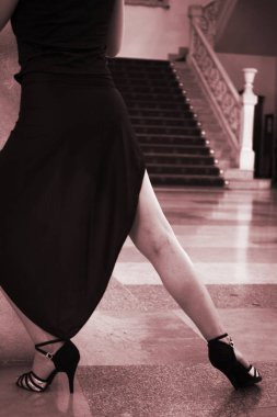 Balo salonu Latin salsası seksi kadın dansçı modern spor dans gösterisinde ince uzun bacaklarla dans ediyor.,