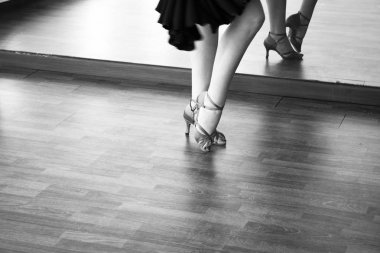 Kadın balo salonu dans salsa dansçısı eğitmen kadın okul prova odasında dans