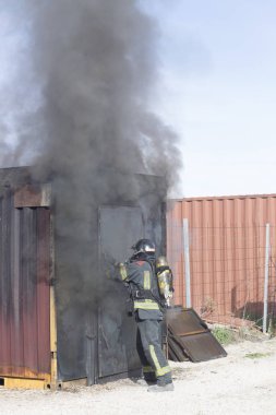 İtfaiye istasyonu söndürücü alev kapanı acil emniyet matkap gemi konteyner ile eğitim yangın söndürme.