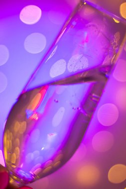 Discotque parti çubuğunda Ibiza İspanya ışıkların düğün sırasında prosecco kava bardak şampanya köpüklü şarap.