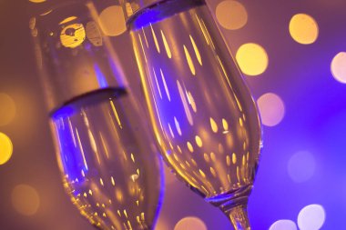 Discotque parti çubuğunda Ibiza İspanya ışıkların düğün sırasında prosecco kava bardak şampanya köpüklü şarap.