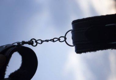 Seksi sapık hakimiyet oyunları için deri bağlar ve kelepçeler.