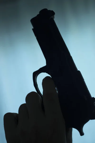 Pistolet Automatyczna Broń Sylwetce Ręku Mordercy Atmosferyczne Ciemne Dramatyczne Zdjęcie — Zdjęcie stockowe