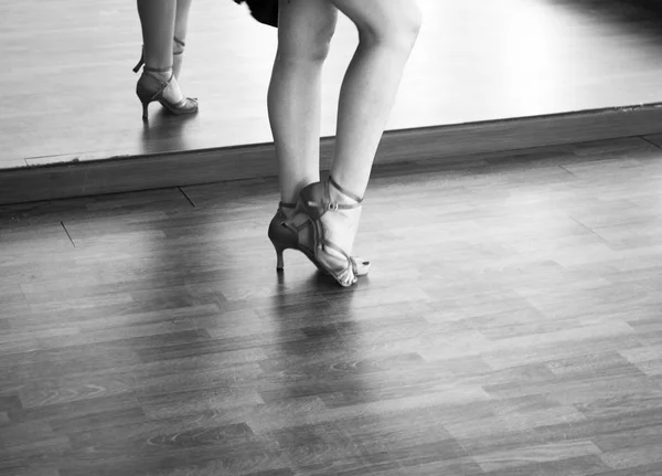 女舞厅舞蹈萨尔萨舞者讲师女子舞蹈在学校排练室 — 图库照片