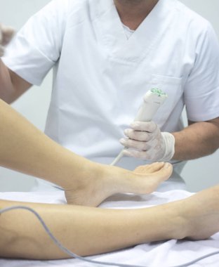 Fizyoterapi kliniği Doku İçi Perkütanöz Elektroliz EPI Kuru iğneli fizyoterapist yaralanması.