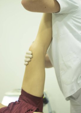 Fizik tedavi kliniği osteopati fizyoterapist tedavi hasta yaralanma chiropractic rehabilitasyon tedavisinin.