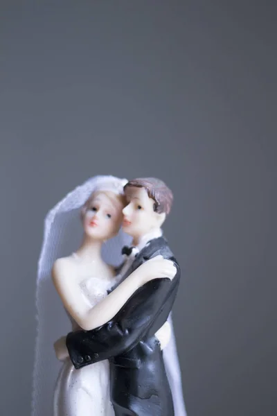 愛のケーキ トッパー花嫁と新郎の結婚式のカップルのロマンチックな結婚を受け入れる — ストック写真