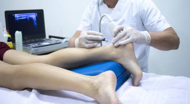 Fizyoterapi kliniği Doku İçi Perkütanöz Elektroliz EPI Kuru iğneli fizyoterapist yaralanması.