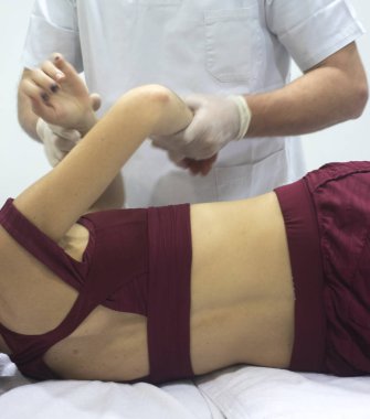 Fizik tedavi kliniği osteopati fizyoterapist tedavi hasta yaralanma chiropractic rehabilitasyon tedavisinin.