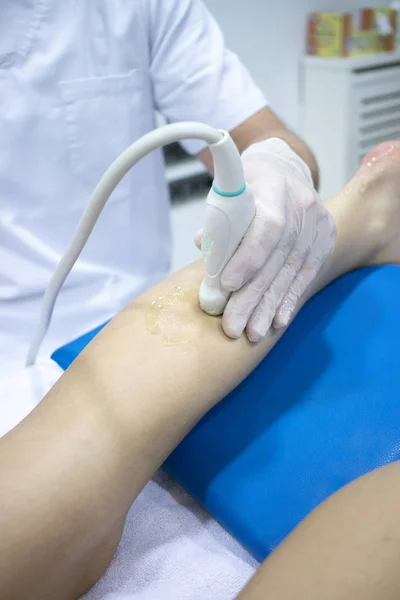 理学療法クリニック紹介皮膚電気分解Epiドライニング理学療法士患者傷害 — ストック写真