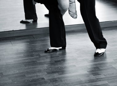 Balo salonu dans salsa dansçıları