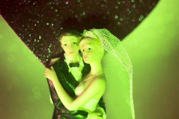 Hochzeitspaar heiratet Puppen — Stockfoto