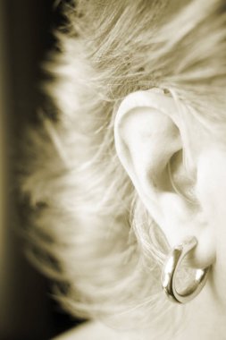 Kulaklarında işitme cihazı varken sağır kadın