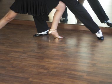 Balo salonu dans salsa dansçıları