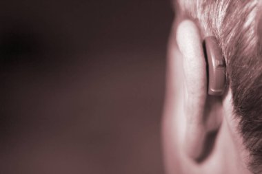 Sağır adam işitme cihazı kulak