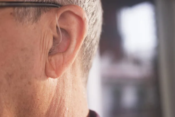 聴覚障害者補聴器 — ストック写真
