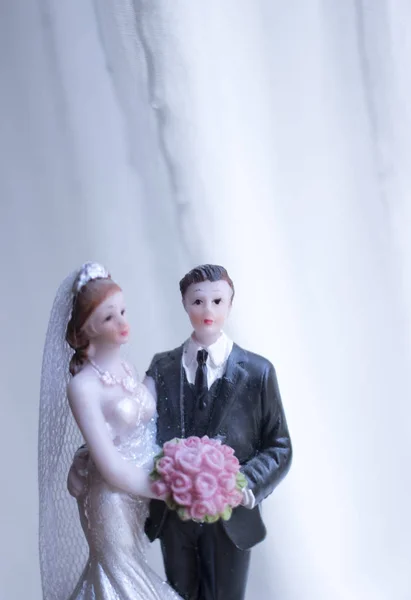 蛋糕礼帽婚礼夫妇 — 图库照片