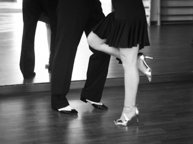 Balo salonu dans salsa dansçıları