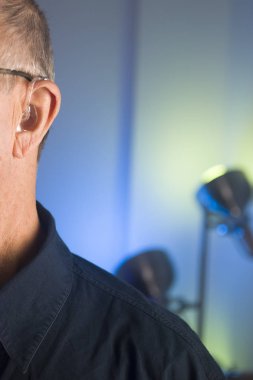 işitme cihazı takan adam