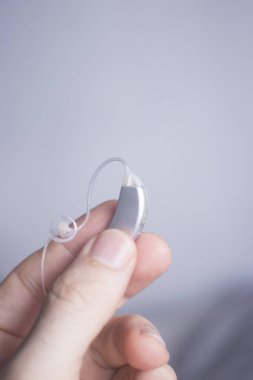 Sağır işitme cihazı