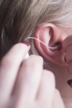 Sağır işitme cihazı