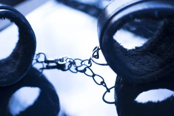 Кожаные наручники и наручники — стоковое фото