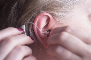 Sağır işitme cihazı