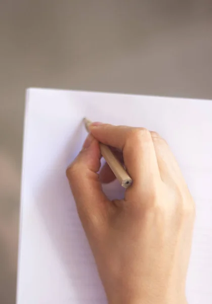 Jeune femme écrivant sur papier — Photo