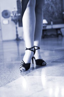 Balo salonu kadın dansçı