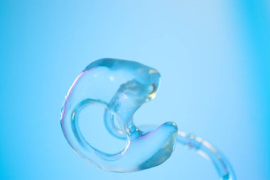 Sağırlar ve sağırlar için modern dijital işitme cihazı.