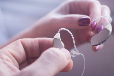 Sağırlar için dijital modern teknoloji mikro işitme cihazı.