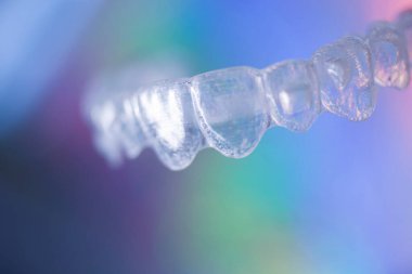 Görünmez plastik estetik dişçilik diş teli diş düzenleyicileri..